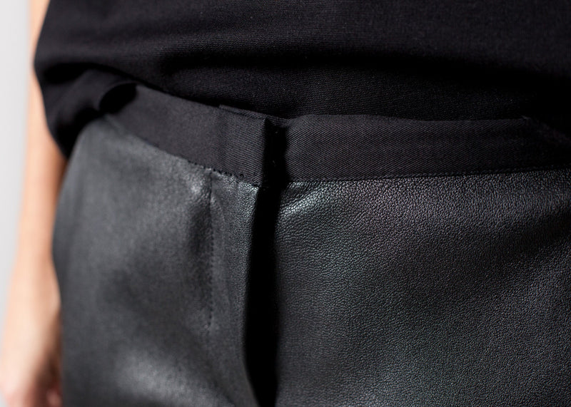चमड़े के पैनल पतलून काले रंग में
